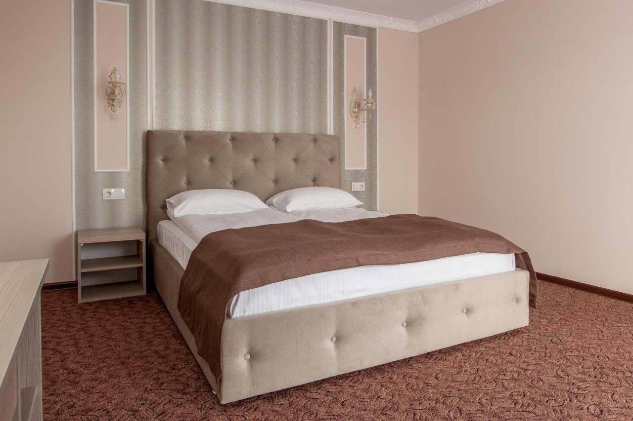 Mon Ami Hotel Ivano-Frankivsk Extérieur photo