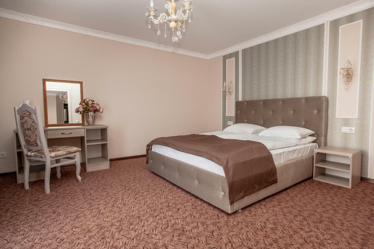 Mon Ami Hotel Ivano-Frankivsk Extérieur photo