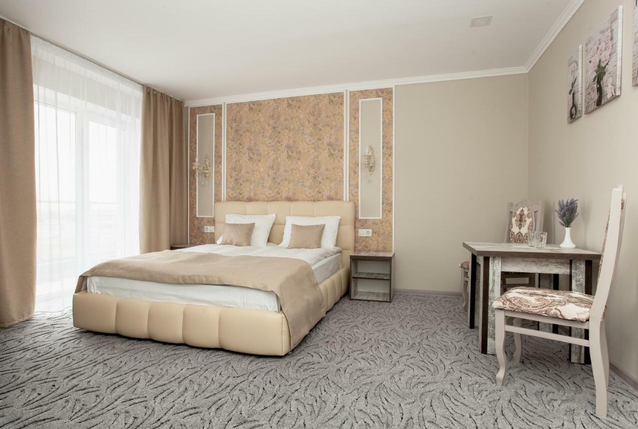 Mon Ami Hotel Ivano-Frankivsk Extérieur photo