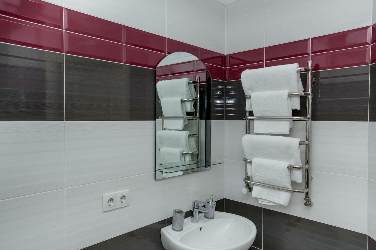 Mon Ami Hotel Ivano-Frankivsk Extérieur photo