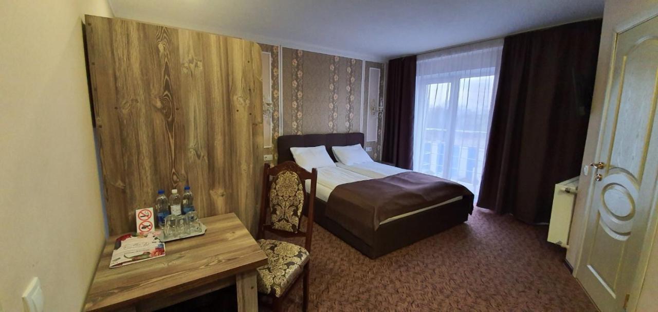 Mon Ami Hotel Ivano-Frankivsk Extérieur photo