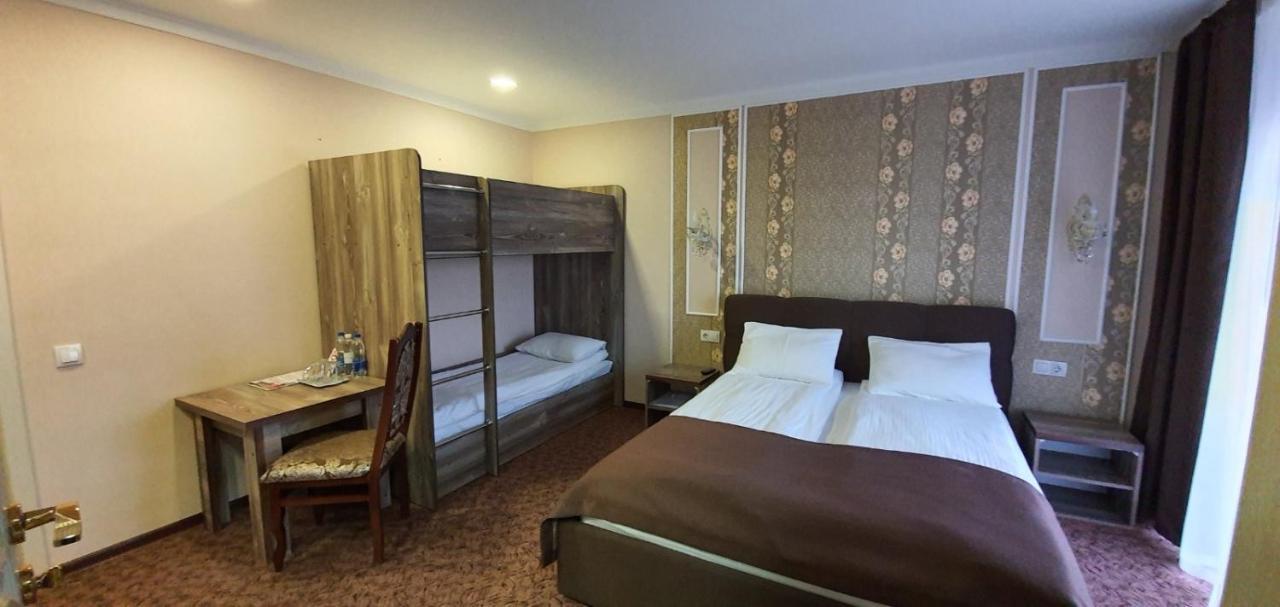 Mon Ami Hotel Ivano-Frankivsk Extérieur photo